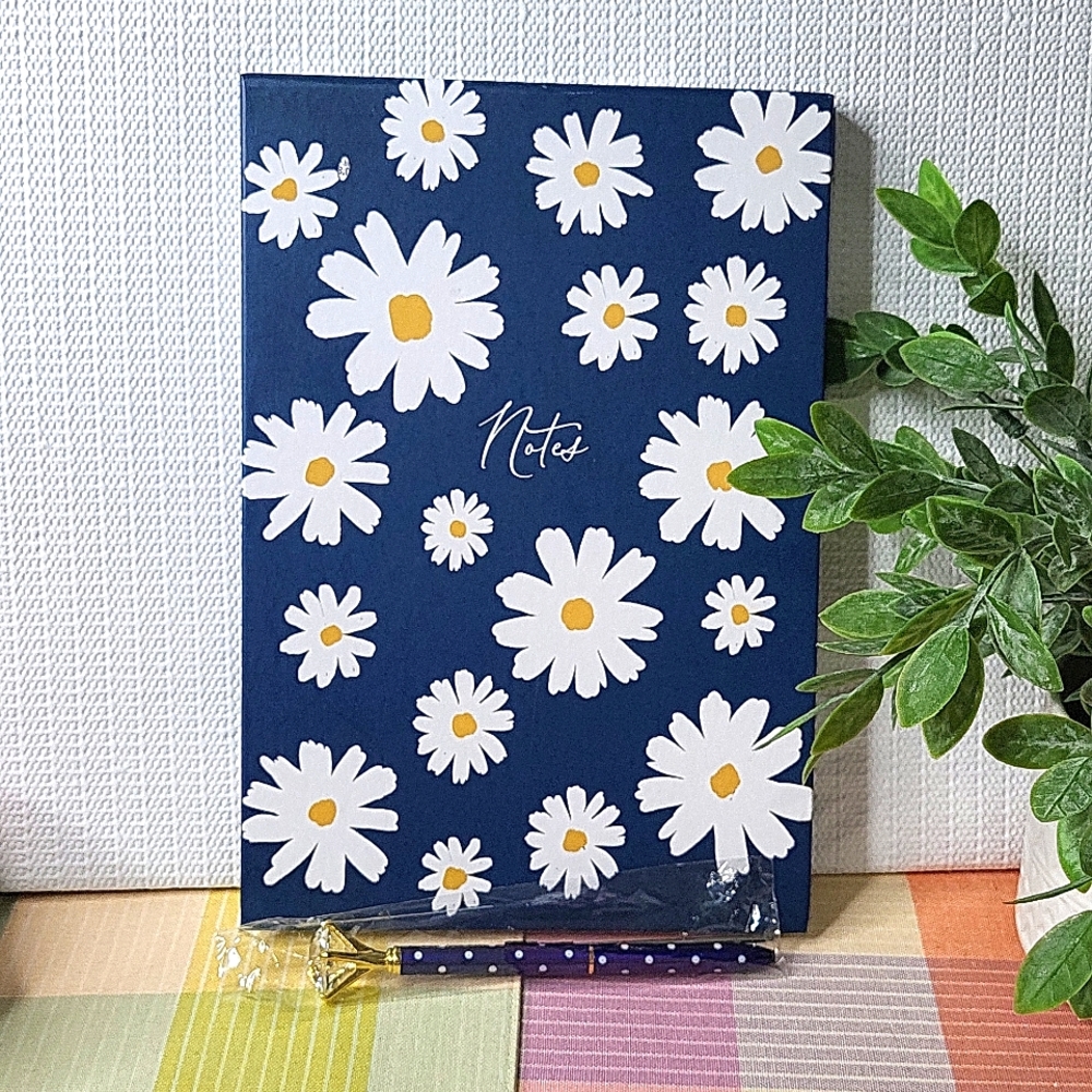 NWT: Daisy Hardcover Notebook & Pen Set